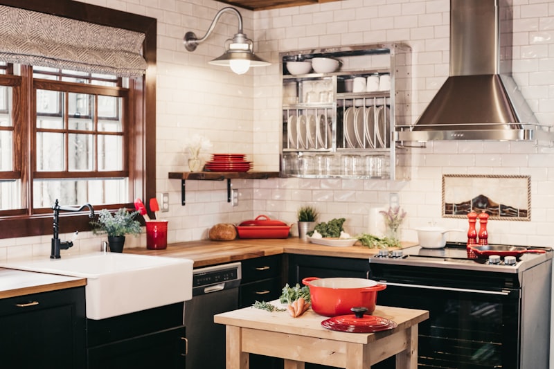 Cocina después de la remodelación — resultado final con isla y gabinetes nuevos
