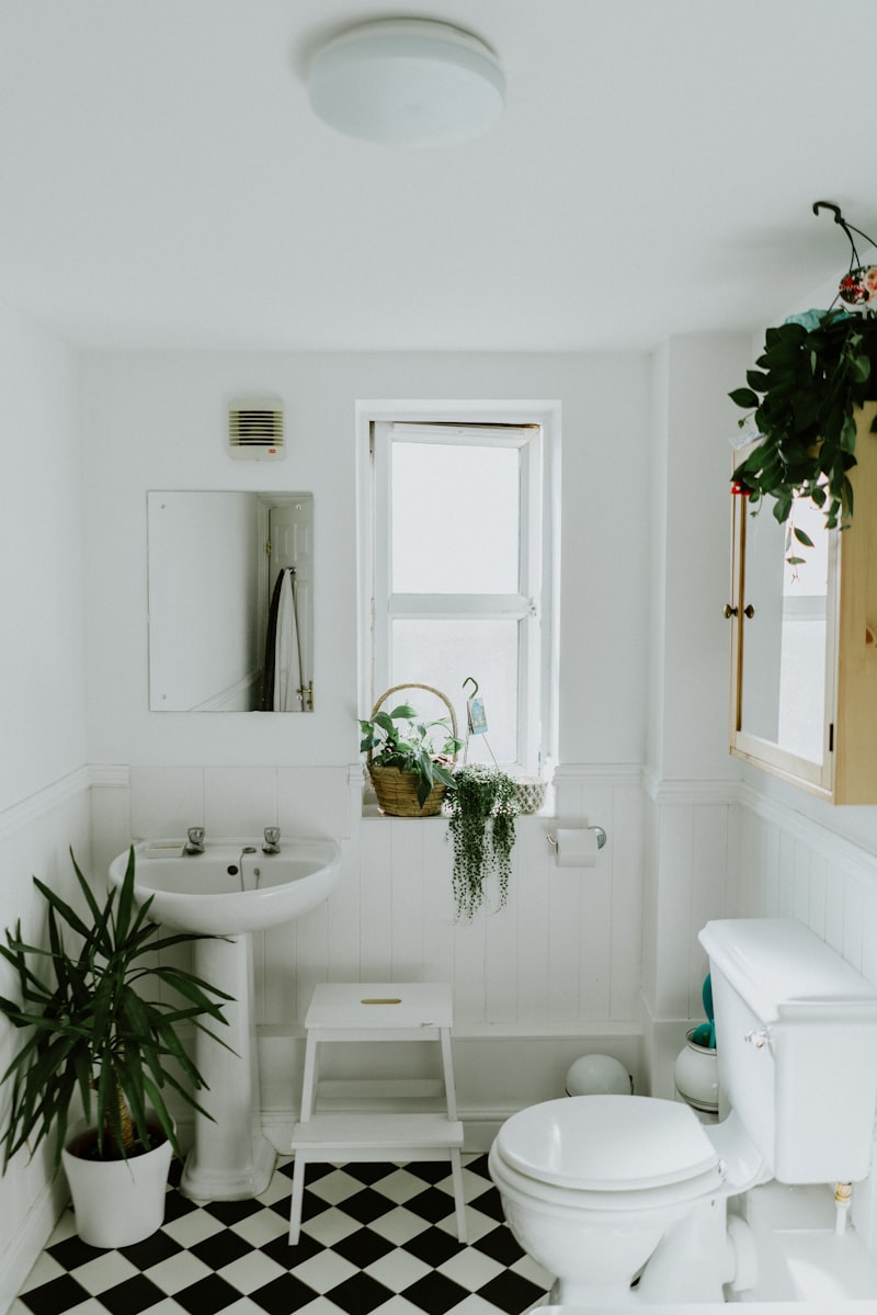 Baño después de la remodelación — porcelanato y grifería nueva